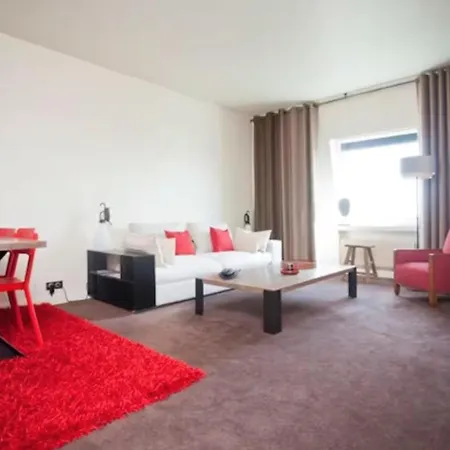 Center Appartment, & Golf Walking Tour شقة